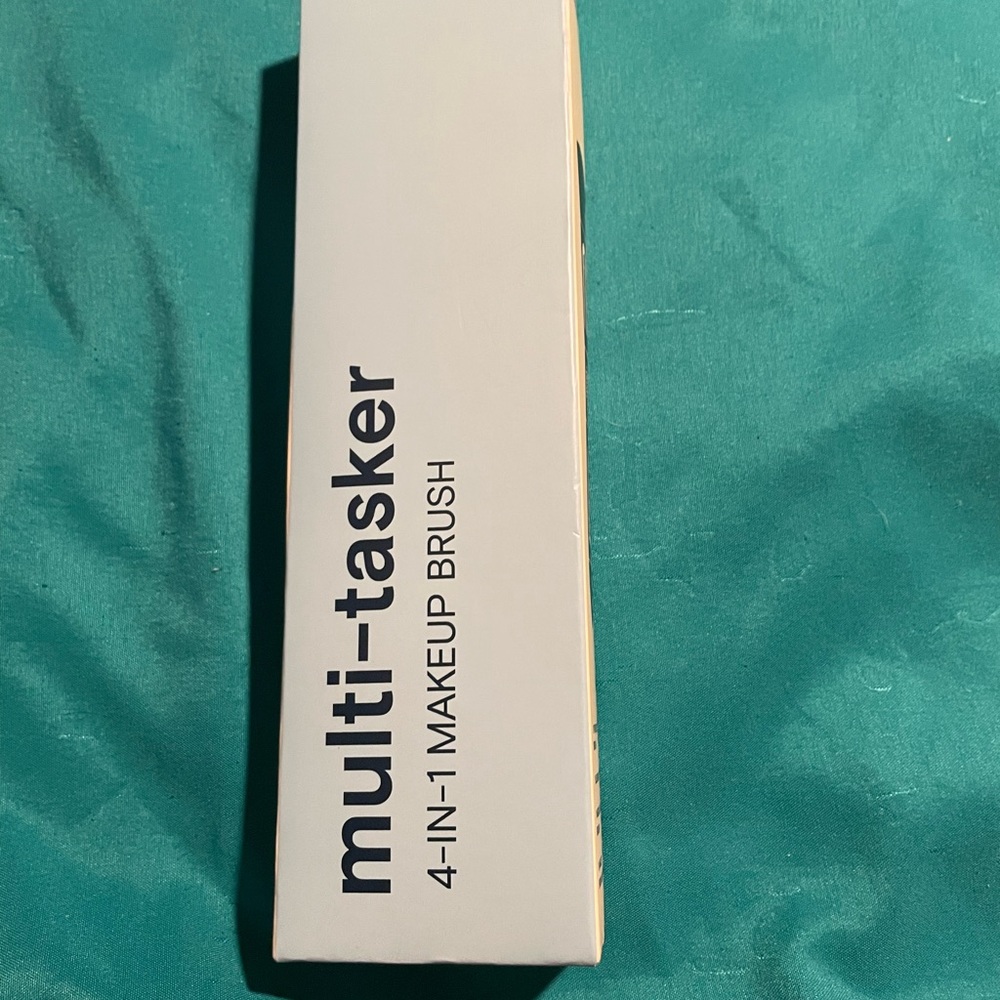 4-IN-1 MAKEUP BRUSH